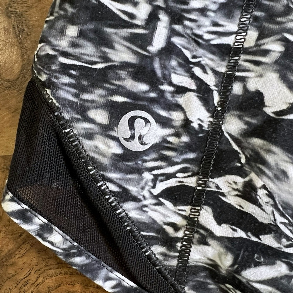 Lululemon Hotty Hot Shorts Tall Women 6 Black White Marble Excellent 4" Inseam - Picture 3 of 6